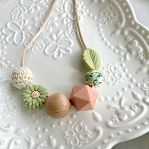 Collar de lactancia y portabebés con flor verde para mamá + bolsa de regalo de organza - Collar de silicona y madera para mamá - Joyería para mujer