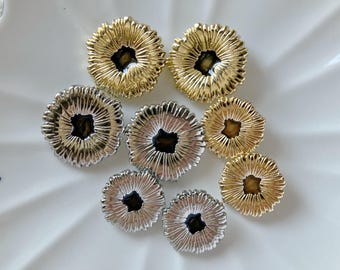 10個 18/23 mm ゴールド ダークシルバー メタルフラワー ラウンド 衣類 シャンクボタン 縫製