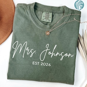 Camiseta personalizada para la Sra. Comfort Colors®, camiseta a medida para la Sra., camiseta con el apellido de la Sra., camiseta para la novia, regalo para la despedida de soltera, sudadera con cuello redondo para la despedida de soltera.