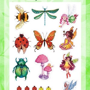 Peut inclure: Une planche d'autocollants avec des illustrations à l'aquarelle d'insectes de jardin et de fées. Les autocollants comprennent une abeille, une libellule, une coccinelle, un papillon, un scarabée, des champignons et des fées. Le texte "STICKERS GARDIENS DU JARDIN" est en haut.