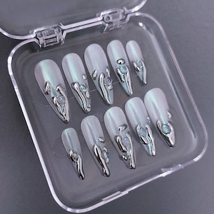 Silberne Tropfen auf Nägel drücken, silbernes Chrom, irisierendes Chrom, Stiletto Nägel, Marmor Anhänger, 3D Gel Design, handgefertigte Nägel