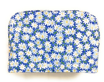Funda protectora reversible para tostadora con ranura para 4 rebanadas - Margaritas de primavera blancas, amarillas y azul cobalto. Diseño de She Who Sews in the USA.