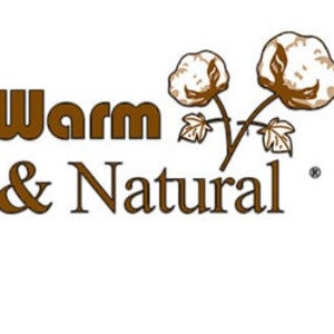 Może przedstawiać: Logo Warm & Natural z brązową czcionką i stylizowanym obrazem dw&oacute;ch kłębk&oacute;w bawełny z zielonymi liśćmi.