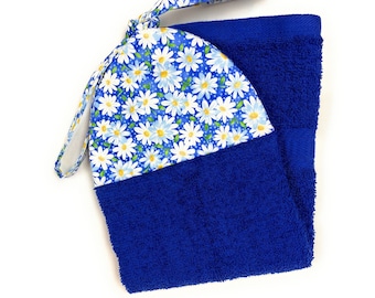 Margaritas blancas, amarillas y azules. Se atan para mantenerlas en su lugar. Perilla de puerta de refrigerador, estufa, horno, primavera. Toalla de cocina con asa para colgar. Para quien cose.