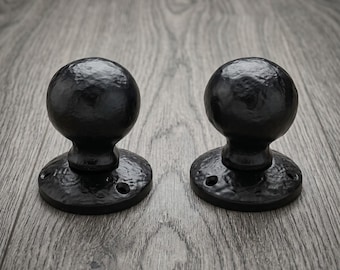 Juego de dos pomos redondos forjados negros para cerradura de embutir - Roseta de 60 mm - Negro antiguo