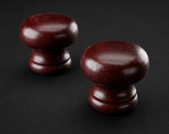 マルーンパイン材のキャビネットノブ 30mm - 木ネジまたはダボ固定用の下穴加工済み