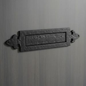 Peut inclure: Une fente à courrier rectangulaire en métal noir avec une finition martelée texturée. Le design présente un volet central articulé et des extrémités décoratives de style fleur de lys sur les côtés gauche et droit, montée horizontalement.