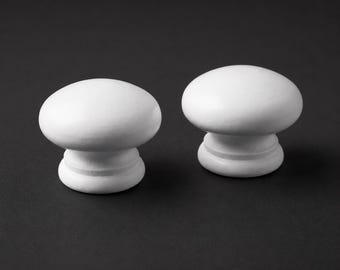 Tiradores de puerta de pino pintados de blanco de 38 mm – Perforados previamente para tornillos para madera o tacos.