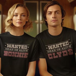 Wanted Dead or Alive Clyde T-Shirt - Cool mit dem Partnershirt Wanted Dead or Alive Bonnie zusammen getragen für Verliebte