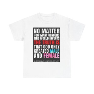 Op de afbeelding: Wit T-shirt met een zwart rechthoekig grafisch ontwerp. De tekst luidt: "HET MAAKT NIET UIT HOEVEEL GESLACHTEN DEZE WERELD UITVINDT, DE WAARHEID IS DAT GOD ALLEEN MANNELIJK EN VROUWELIJK SCHIEP". De tekst is in verschillende kleuren.