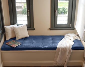 Op maat gemaakt leren bankkussen, leren zitkussen bij het raam, comfortabel getuft leren bankkussen