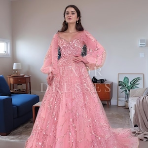 ブラッシュピンクのスパンコールボールガウン - プロム、キンセアニェーラ、ガラ、フォーマルイベント、結婚披露宴に最適なロングパフスリーブプリンセスドレス