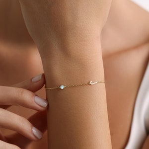 Pulsera con letra de piedra natal de oro macizo, brazalete con inicial de 14 quilates, pulsera con piedra natal familiar, pulsera minimalista, día de San Valentín, regalo para ella