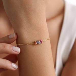 Bracelet en or 14 carats avec pierre de naissance en forme de larme : bijoux de famille personnalisés