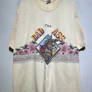 T-shirt The Bad Ass Coffee Co vintage des années 90, taille XL, t-shirt souvenir de Kona Hawaii, âne drôle, mascotte de dessin animé, fleurs des îles tropicales, impression au dos.