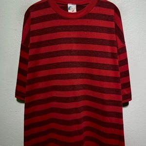 Camiseta vintage dos anos 90 com estampa de listras horizontais Thunder, estilo skatista, grunge, streetwear, hip hop, casual e de verão.