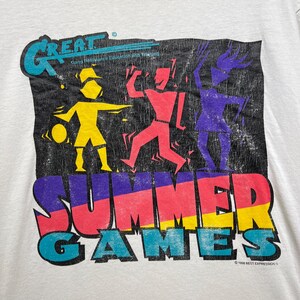 Camiseta vintage dos anos 90 com personagens coloridos e tema esportivo, camiseta gráfica de festival, tamanho GG