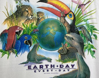 Vintage 90s Earth Day Every Day Wildlife Animal Graphic T-shirt