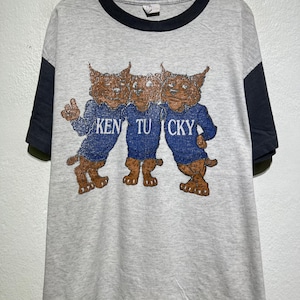 Camiseta vintage de los 90 con la mascota del trío Kentucky Wildcats, estilo de dibujos animados, ropa deportiva universitaria, divertida camiseta retro de baloncesto universitario, talla XL
