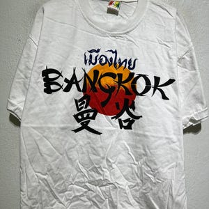 Vintage 90s Bangkok Thailand City Tourist T-Shirt Asian Font Red Sun Souvenir Travel Tee Size L