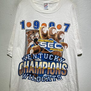 Vintage 1997 Kentucky Wildcats T-Shirt 2XL SEC Tournament Champions Tee NCAA Basketball Graphic 90s College Hoops Big And Tall Jerzees