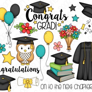 Puede incluir: Conjunto de clipart de graduaci&oacute;n con un gorro de graduaci&oacute;n negro, una toga de graduaci&oacute;n negra, una estrella amarilla, una estrella azul, un ramo de flores, un pergamino de graduaci&oacute;n, un b&uacute;ho de graduaci&oacute;n y el texto "Congrats Grad!" y "Congratulations on to the next chapter".