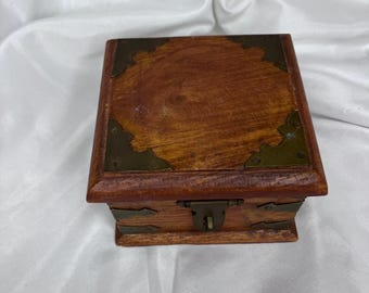 Boîte à Bijoux Ancienne En Bois Et Laiton - Artisanale Vintage - Occasion Très Bon état