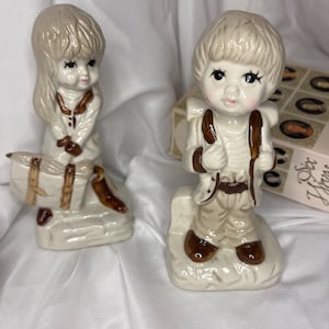 Coppia di statuette in porcellana vintage raffiguranti un ragazzo e una ragazza