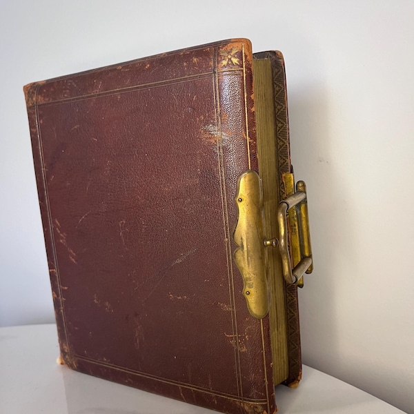 Antiek Victoriaans leren fotoalbum | 19e-eeuws boek met koperen sluiting