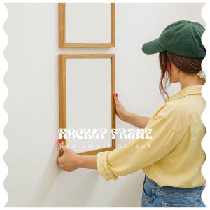 Puede incluir: Dos marcos de madera con interiores blancos están montados en una pared blanca. Una persona con una gorra verde y una camisa amarilla sostiene uno de los marcos. El texto "MOCKUP FRAME" y "psd. smart object" está impreso en la parte inferior del marco.