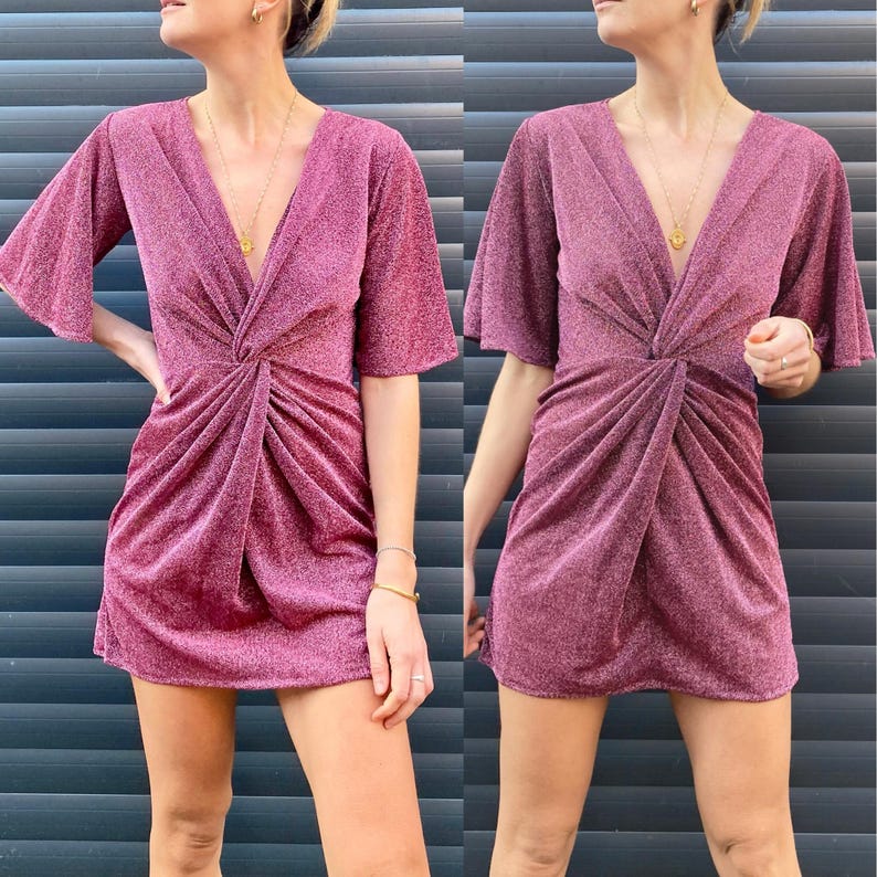 Peut inclure: Une robe courte rose paillet&eacute;e avec un col en V et un n&oelig;ud &agrave; la taille.
