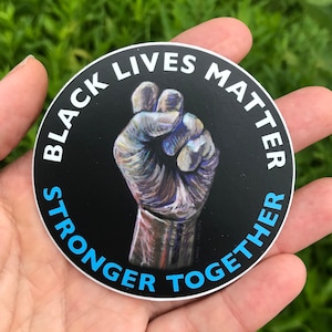 Etiqueta adhesiva de 3"BLM: Más fuertes juntos