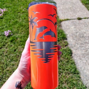 20 Unzen Neon Orange Laser gravierte Becher - Delfin Sonnenuntergang Strand Tasse - Edelstahl Thermobecher - Tropisches Küstengeschenk
