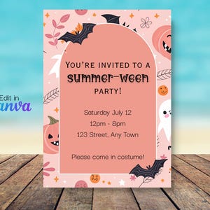 Può includere: Un invito rosa per una festa "summer-ween", con zucche, pipistrelli e fantasmi. Il testo dice "Sei invitato/a a una festa summer-ween!" con data, ora e luogo. Gli invitati sono invitati a venire in costume.
