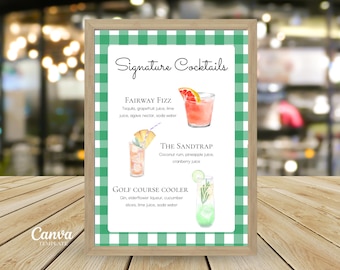 Pode incluir: Uma placa emoldurada com o texto "Signature Cocktails" e três ilustrações em aquarela de coquetéis. A placa tem uma borda xadrez verde e branca e é exibida em uma mesa de madeira.