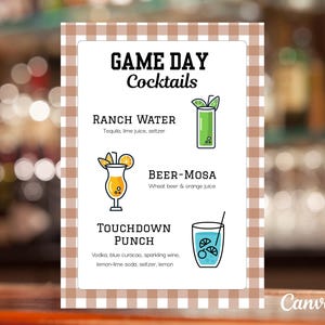 Könnte beinhalten: Eine Speisekarte mit einem braun-weiß karierten Rand zeigt "GAME DAY Cocktails". Sie listet drei Cocktailrezepte auf: Ranch Water, Beer-Mosa und Touchdown Punch, jeweils mit einer Illustration des Getränks. Das Canva-Logo befindet sich unten rechts.