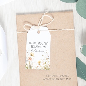 Afdrukbare cadeaukaartjes leraar waardering afdrukbaar | Cadeau leraar einde schooljaar | Bloemen bedankt dat je me hebt geholpen Tag DIY