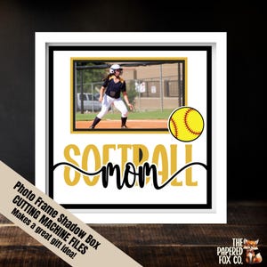 Marco de sombra en capas para recuerdo de mamá de softbol, exhibición de fotos de bola rápida de vida de mamá 3D SVG, archivo de corte de marco de recuerdo personalizado para mamá deportista DIY