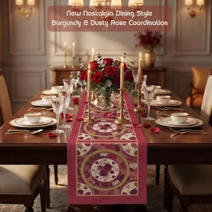 Puede incluir: Una mesa de comedor preparada para una ocasión formal. La mesa está adornada con un camino de mesa burdeos y rosa empolvado, un centro de mesa floral, velas y cubiertos. El texto de la imagen dice: New Nostalgia Dining Style, Burgundy & Dusty Rose Coordination.