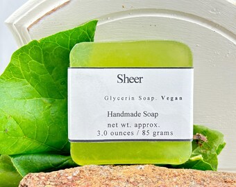 Può includere: Una saponetta di glicerina verde con il testo "Sheer", "Glycerin Soap. Vegan", "Handmade Soap", "net wt. approx. 3.0 ounces / 85 grams" sull'etichetta.