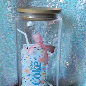Gobelet en verre pour canette de coke light : film DTF UV, couvercle en bambou et paille en verre