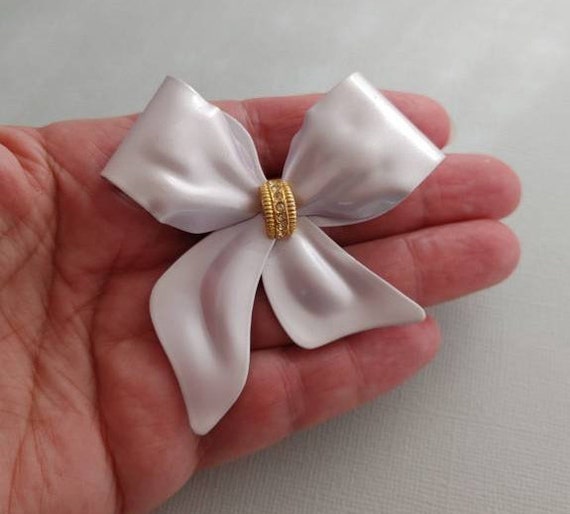 Vintage enamel huge bow brooch, mauve with rhines… - image 8