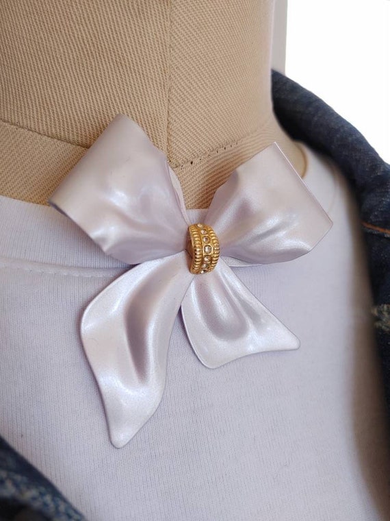 Vintage enamel huge bow brooch, mauve with rhines… - image 2