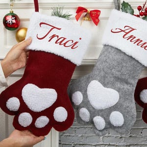 Gepersonaliseerde kerstsok huisdierpoot, gebreide hangende kousen huisdieren, schattige kabelgebreide pootvorm aangepaste naam geborduurde hond kat kousen
