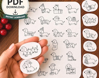 Könnte beinhalten: Ein digitaler PDF-Download mit einer Sammlung von schwarz-weißen Strichzeichnungen von Dackeln in verschiedenen weihnachtlichen Outfits und Posen, darunter Hunde mit Lichterketten, Schals, Mützen und Geschenken auf einem weißen Blatt.