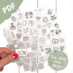 Può includere: Una collezione di mini motivi Stick+Stitch con illustrazioni a tema laurea. I motivi includono cappelli di laurea, diplomi, stelle e testo che dice "You Did It!" e "Proud of Myself". I motivi sono in bianco e nero.