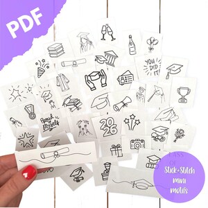 Può includere: Una collezione di mini motivi bianchi con disegni a tratto nero di icone a tema laurea, tra cui diplomi, cappelli di laurea ed elementi celebrativi. La parola "PDF" è visibile. Il testo "LASS OF Stick+Stitch mini motifs" è visibile.
