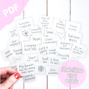 Puede incluir: Una colección de pequeñas pegatinas cuadradas blancas con frases escritas a mano e ilustraciones sencillas. Las frases incluyen "Sweet but Salty" y "Yes, I'm still in my pajamas". La imagen también incluye el texto "Stick+Stitch mini motifs."