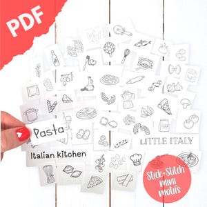Könnte beinhalten: Eine Sammlung kleiner, quadratischer, weißer Karten mit schwarzen Strichzeichnungen italienischer Lebensmittel, darunter Pasta, Pizza und Gemüse. Die Wörter "Pasta", "Italian kitchen" und "Little Italy" sind sichtbar. Ein roter Kreis liest "Stick+Stitch mini motifs".