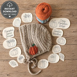 Peut inclure: Un bonnet crocheté beige avec une petite applique de citrouille orange, une pelote de laine orange et plusieurs découpes en papier blanc avec des dessins au trait noir de citrouilles, feuilles, glands et textes comme Pumpkin Spice Season.